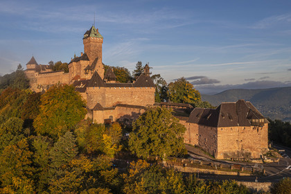 France, Bas-Rhin (67), Orschwiller, le chateau du Haut-Koenigsbourg positionné sur les contreforts vosgiens et surplombant la plaine d'Alsace à l'Est ainsi que les vallées de Villé et de la Bruche à l'ouest en arrière plan (vue aérienne)