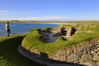 Royaume-Uni, Ecosse, Iles Orcades, Ile de Mainland, ruines du village préhistorique de Skara Brae, classées Patrimoine Mondial de l'UNESCO et la Baie de Skaill
