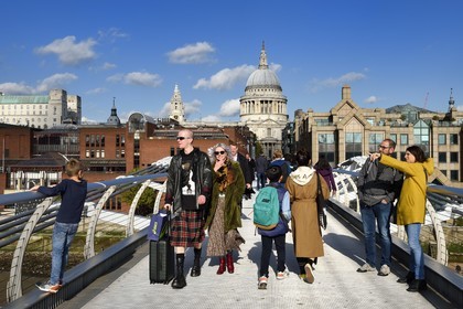 Royaume-Uni, Londres, sur le pont du Millénaire (Millennium Bridge) de l'architecte Norman Foster sur la Tamise et la cathédrale Saint-Paul en arrière plan