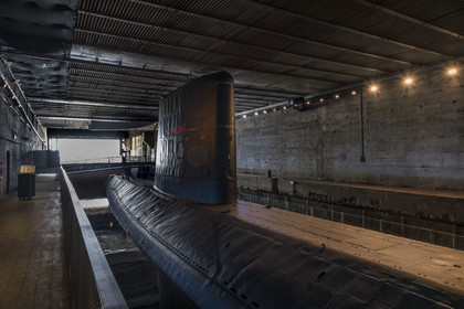 France, Loire-Atlantique (44), Saint-Nazaire, port de Saint-Nazaire, l'écluse bunker qui abrite le sous-marin Espadon vu depuis la base sous-marine allemande construite lors de la dernière guerre mondiale et transformée en espace culturel