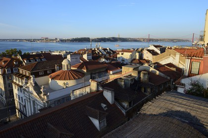 Portugal, Lisbonne, quartier du Chiado, vue sur la rive sud du Tage et le pont du 25 de Abril