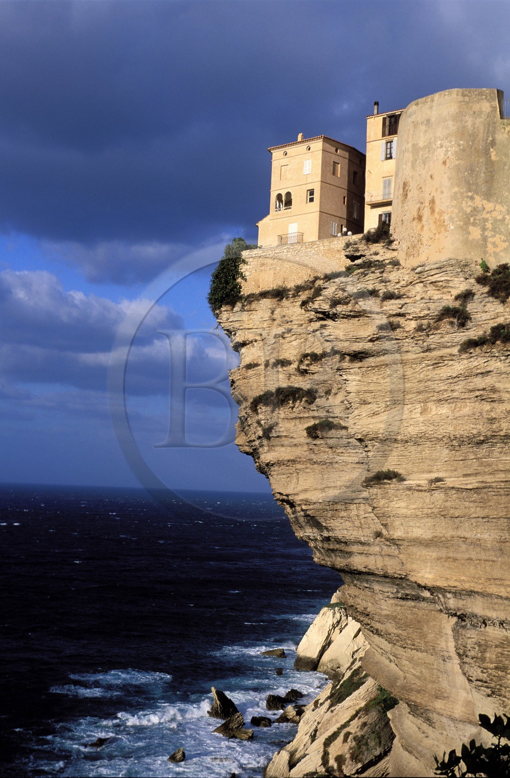 France, Corse-du-Sud (2A), maison de la vieille ville de Bonifacio perché sur la falaise de calcaire