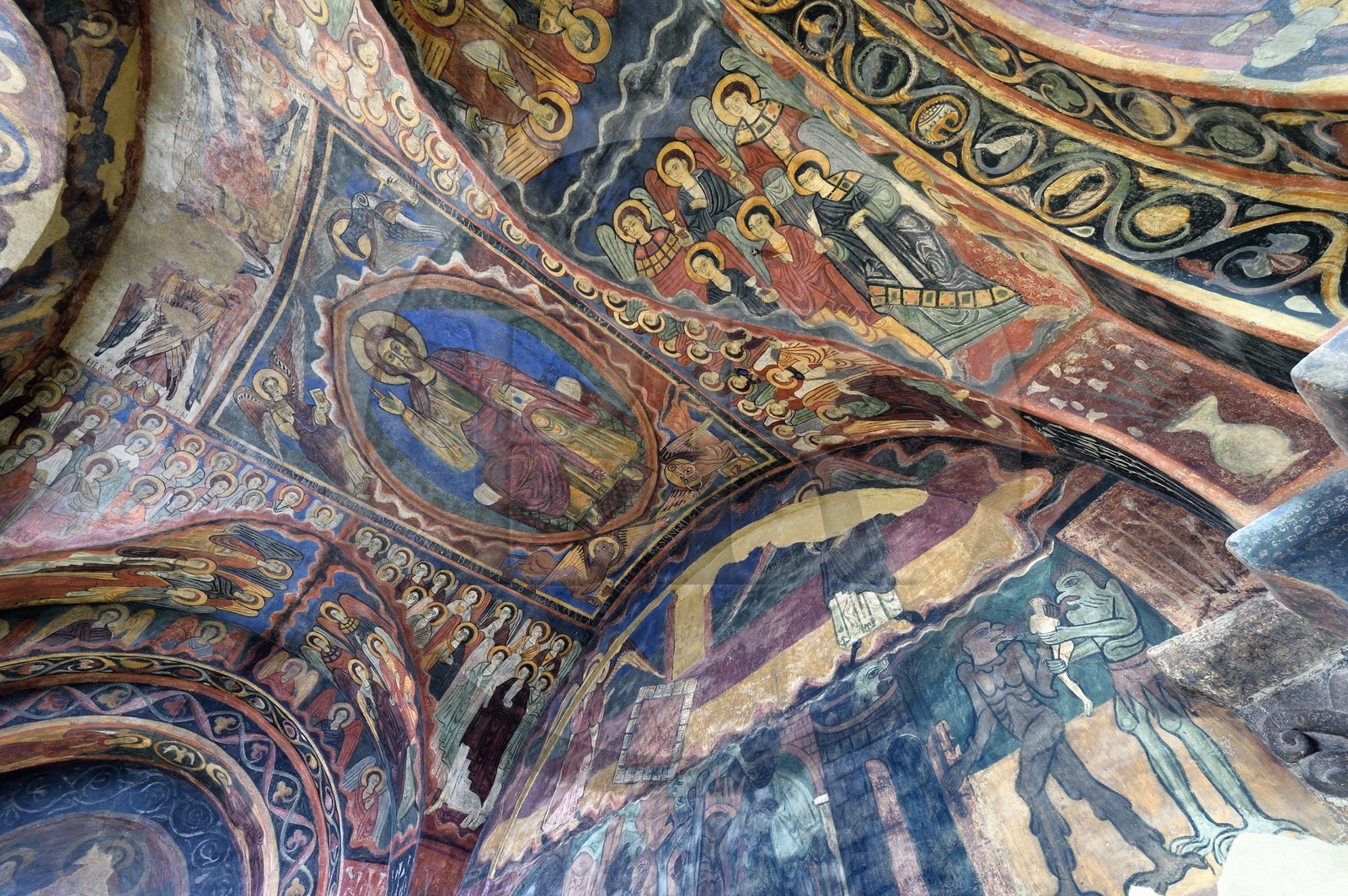 France, Haute-Loire (43), Brioude, la Basilique Saint-Julien de Brioude de style roman auvergnat, fresques du XIIIe siècle de la chapelle Saint Michel, Christ en gloire est entouré des quatre évangélistes, des anges et des saints, vers le bas représentation de l'enfer avec les démons qui prennent les ames