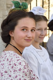 France, Bouches-du-Rhône (13), Arles, la course camarguaise de la Cocarde d'Or aux Arènes, jeune arlésienne en costume traditionnel
