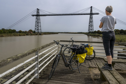 France, Charente-Maritime (17),  Rochefort, le pont transbordeur de Rochefort (ou Martrou) construit par Ferdinand Arnodin en 1900, cycliste faisant la véloroute