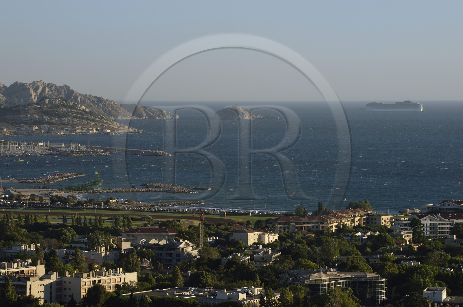 France, Bouches-du-Rhône (13), Marseille, plage du Prado, l'église arménienne au premier plan à gauche