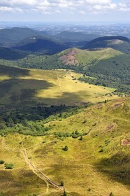 France, Puy-de-Dôme (63), Parc Naturel Régional des Volcans d'Auvergne, la partie Nord de la Chaine des Puys classée Patrimoine Mondial de l’UNESCO, le sentier menant au Traversin et au cratère du Puy Pariou