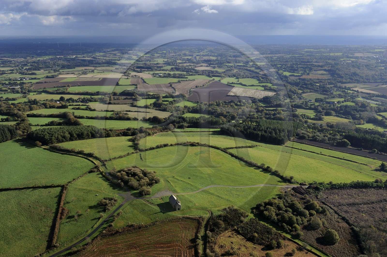 France, Côtes-d'Armor (22), chapelle Saint-Hervé au sommet du Menez Bré (vue aérienne)