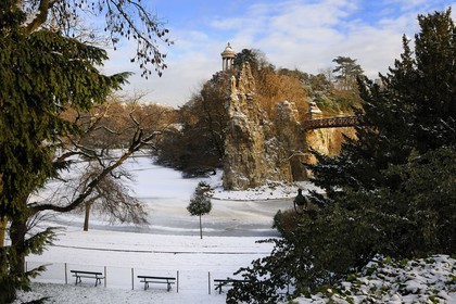 France, Paris (75), parc des Buttes Chaumont sous la neige, l'île du parc surmontée du temple de la Sibylle construit en 1869 par l'architecte Gabriel Davioud