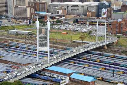 Afrique du Sud, province de Gauteng, Johannesburg, vue sur le pont Nelson Mandela qui surplombe les wagons de trains de Park Station et sur le centre-ville Central Business District