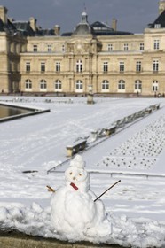 France, Paris (75), quartier Saint-Michel, le jardin du Luxembourg, bonhomme de neige devant le palais du Sénat