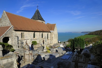 France, Seine-Maritime (76), Pays de Caux, l'église de Varengeville-sur-Mer et son cimetière marin surplombant les falaises de la Côte d'Albatre