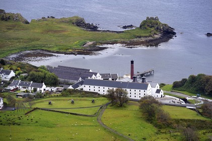Royaume-Uni, Ecosse, Hébrides intérieures, Ile de Islay, Port Ellen, distillerie de whisky Lagavulin (vue aérienne)