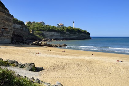 France, Pyrénées-Atlantiques (64), Pays-Basque, Anglet, plage de la Petite Chambre d'Amour et le phare de Biarritz
