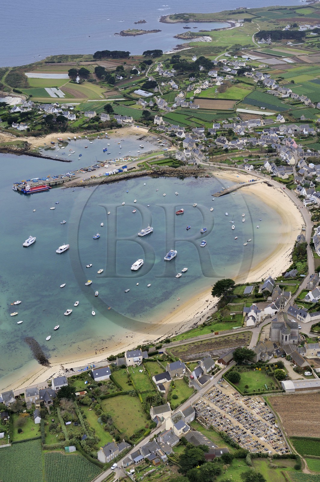 France, Finistère (29), Ile de Batz, Porz Kernok (vue aérienne)