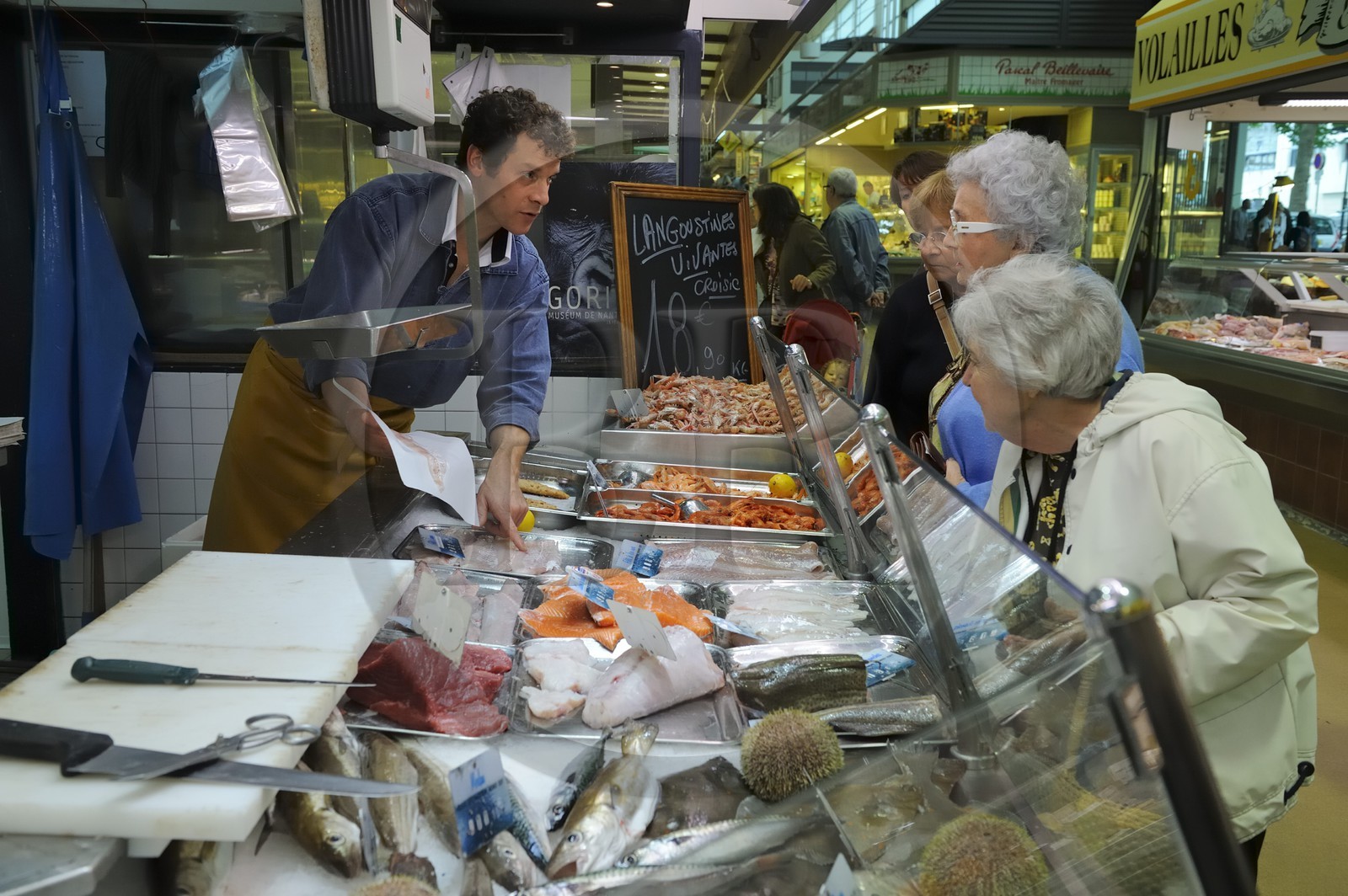France, Loire-Atlantique (44), Nantes, marché de Talensac, étal du poissonnier