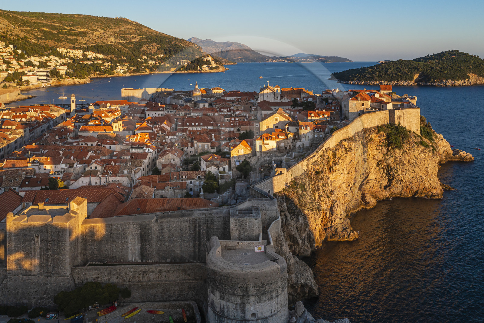 Croatie, Dalmatie, cote dalmate, Dubrovnik, centre historique classé Patrimoine Mondial de l'UNESCO, la vieille ville ceinte de remparts (vue aérienne)