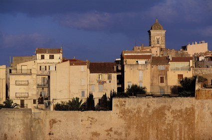France, Corse-du-Sud (2A), la vieille ville de Bonifacio a l' abri de ses remparts