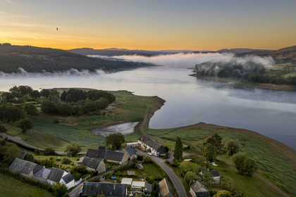 France, Nièvre (58), Parc naturel régional du Morvan, Chaumard, lac de Pannecière dans la brume du petit matin, le hameau de Vauminot sur la rive Nord (vue aérienne)