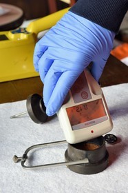 France, Bas-Rhin (67), Schiltigheim, intervention d'ingénieurs de l’Agence nationale pour la gestion des déchets radioactifs (Andra) chez des particuliers pour enlever la radioactivité d’un modèle rare de fontaine au radium centenaire, radiamètre qui permet de mesurer les rayonnements X, beta et gamma