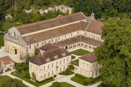 France, Côte-d'Or (21), Marmagne, l'abbaye cistercienne de Fontenay fondée en 1118, classée au Patrimoine Mondial de l'UNESCO, l'église abbatiale et le cloître (vue aérienne)