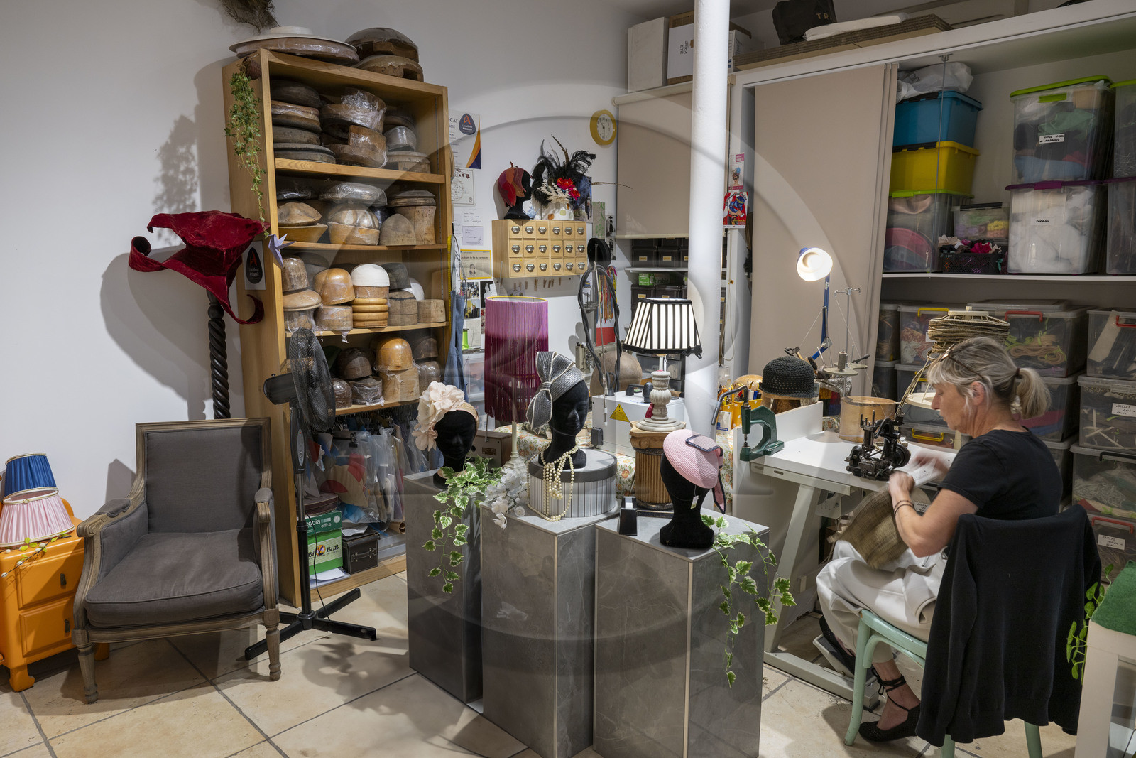 France, Côte-d'Or (21), Dijon, la modiste Meilleur Ouvrier de France Sara Tintinger confectionnant un chapeau dans son atelier-boutique Bibi & Bob de la rue d'Assas