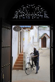 Tanzanie, archipel de Zanzibar, île de Unguja (Zanzibar), ville de Zanzibar, Stone Town, classé Patrimoine Mondial de l' UNESCO, l’hôtel de charme Kisiwa House dans une maison traditionnelle du quartier de Baghani