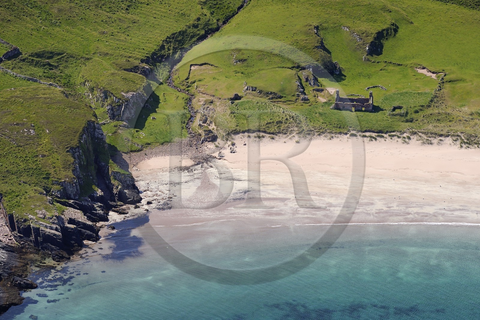 Royaume-Uni, Ecosse, Highland, Hébrides intérieures, Ile de Rum, plage de la côte Nord (vue aérienne)