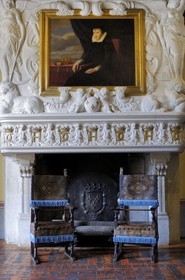 France, Indre-et-Loire (37), château de Chenonceau,  cheminée dans la chambre de Diane de Poitier, portrait de Catherine de Médicis