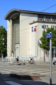 France, Bas-Rhin (67), Strasbourg, avenue de la Paix, la grande synagogue de la Paix batie en 1954 et le grand portail œuvre du ferronnier d'art Gilbert Poillerat