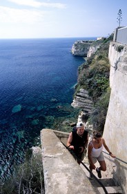 France, Corse-du-Sud (2A), Bonifacio, touristes remontant l' escalier du roi d' Aragon qui relie le ville haute à le mer