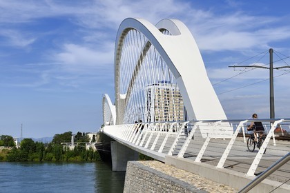 France, Bas-Rhin (67), Strasbourg, le pont piéton, vélo et du tram de la ligne D sur le Rhin reliant Strasbourg à Kehl en Allemagne appelé pont Beatus Rhenanus
