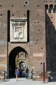 Italie, Lombardie, Milan, le Castello Sforzesco (château des Sforza), construit au XVe siècle par le duc de Milan Francesco Sforza, Torre del Filarete, la tour de l'architecte Antonio di Pietro Averlino (ou Averulino) dit le Filarète