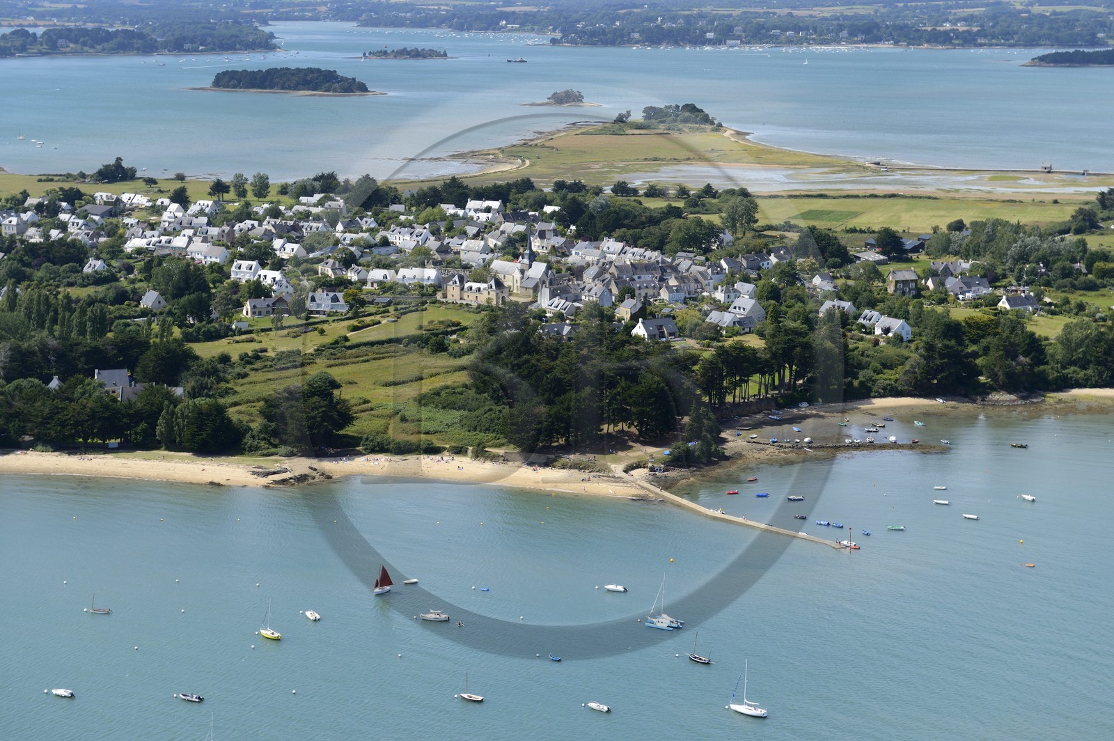 France, Morbihan (56), Golfe du Morbihan, Ile d'Artz, Le Bourg (vue aérienne)