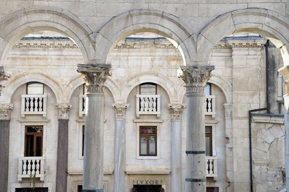 Croatie, Dalmatie, cote dalmate, Split, vieille ville romaine classée Patrimoine Mondial de l'UNESCO, palais de Dioclétien, le péristyle et le café Louxor