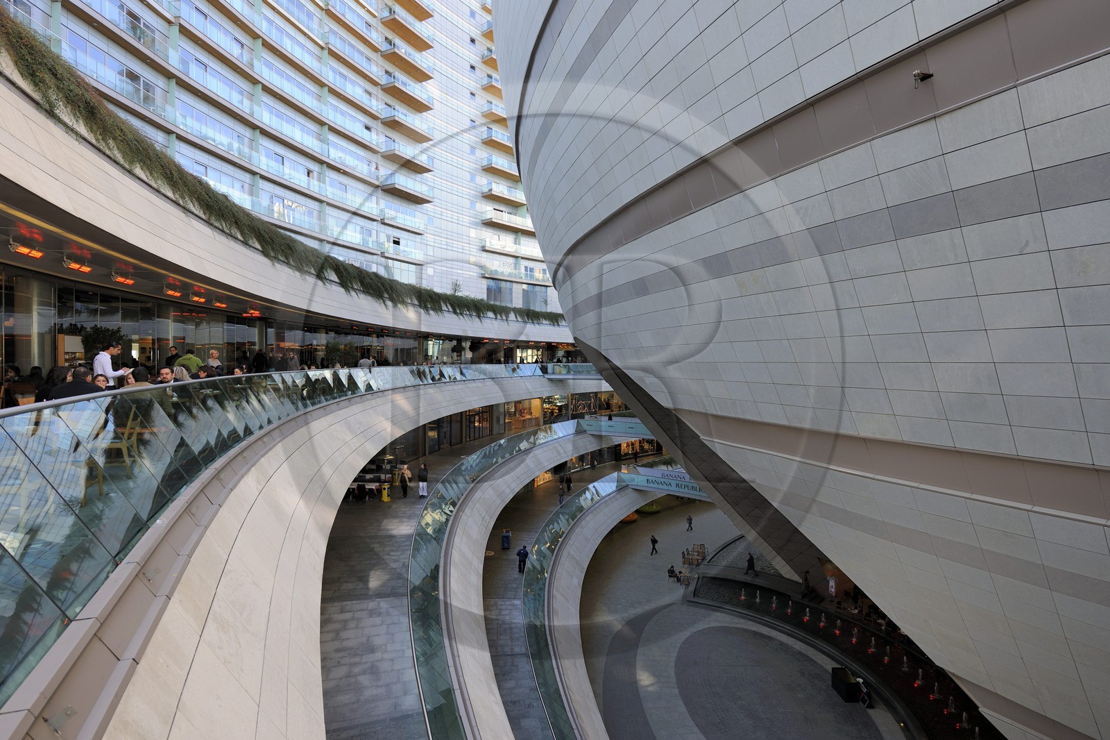 Turquie, Istanbul, le centre commercial Canyon (Kanyon Alişveriş Merkezi), une réalisation des cabinets d'architectes Jerde Partnership de Los Angeles et Tabanlioglu d'Istanbul, sphère abritant un cinema en multiplex