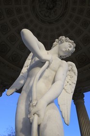 France, Yvelines (78), château de Versailles, classé Patrimoine Mondial de l'UNESCO, le domaine de Marie-Antoinette, jardin du Petit Trianon, le Temple de l'Amour, statue de Cupidon de Bouchardon intitulée L'Amour taillant son arc dans la massue d'Hercule