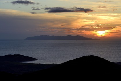 France, Haute-Corse (2B), l'Ile de Capraia de l'archipel toscan au large du Cap Corse (au premier plan)