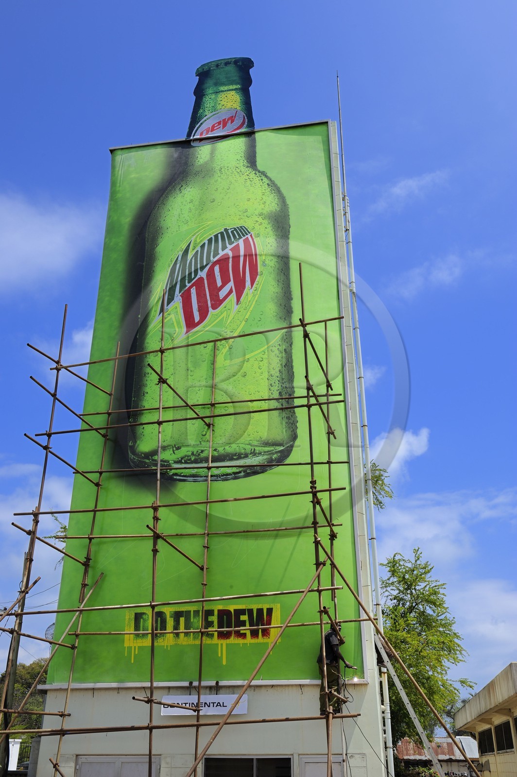 Tanzanie, Dar es-Salaam, panneau publicitaire pour une boisson gazeuse