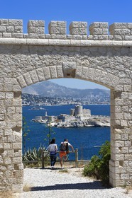France, Bouches-du-Rhône (13), Marseille, Parc National des Calanques, Archipel des Iles du Frioul, Ile Ratonneau, entrée du Fort Ratonneau et le Chateau d'If