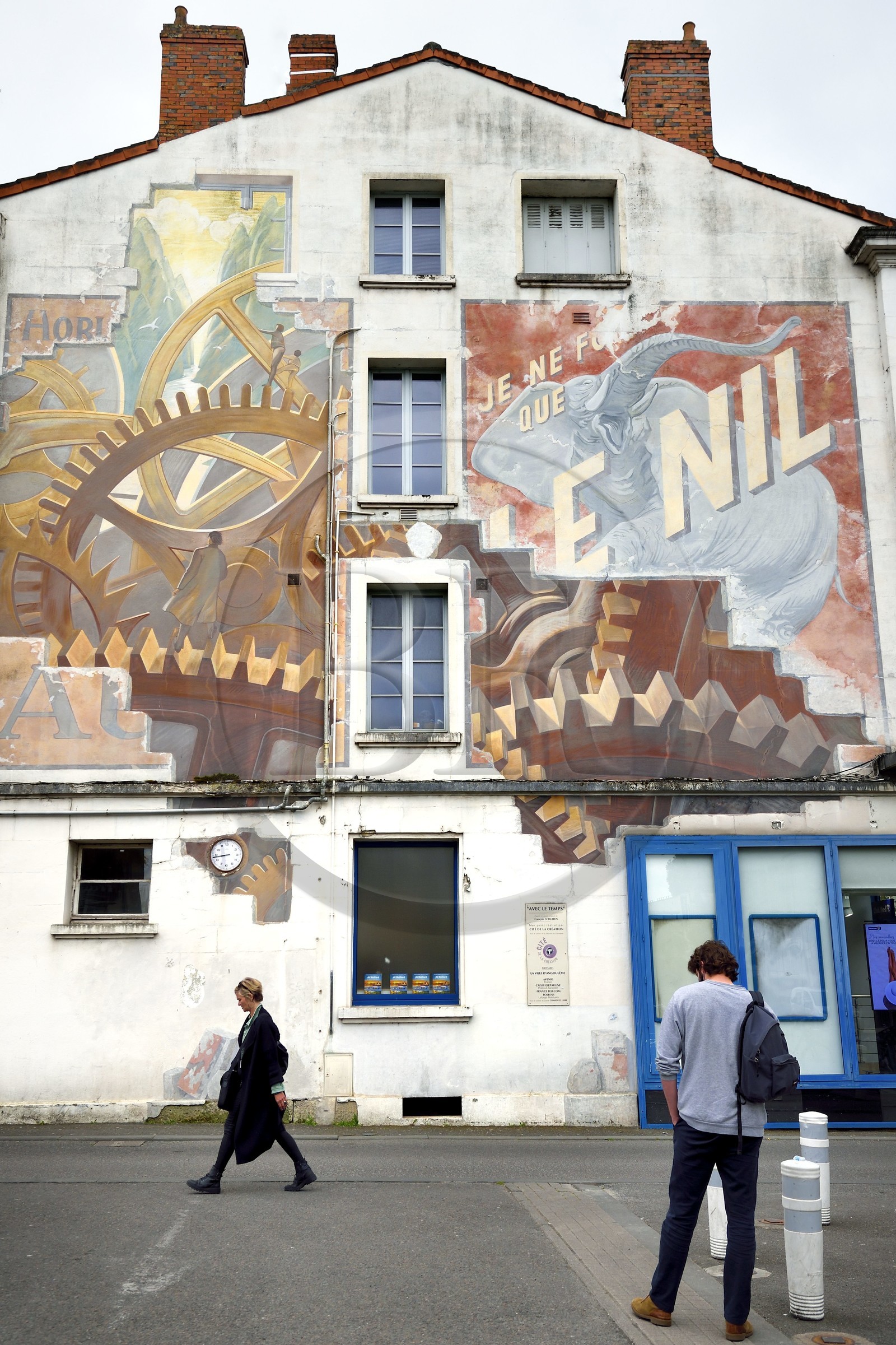 France, Charente (16), Angoulême, Place du Champ de Mars, Avec le Temps..., mur peint d'après un dessin original de François Schuiten et réalisé par la Cité de la création en 1998