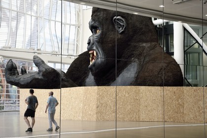 France, Moselle (57), Metz, quartier de l'Amphithéatre, le Centre Pompidou-Metz, centre d'art conçus par les architectes Shigeru Ban et Jean de Gastines, King Kong élément de décor de l'Opéra national de Paris par Malgorzata Szczesniak