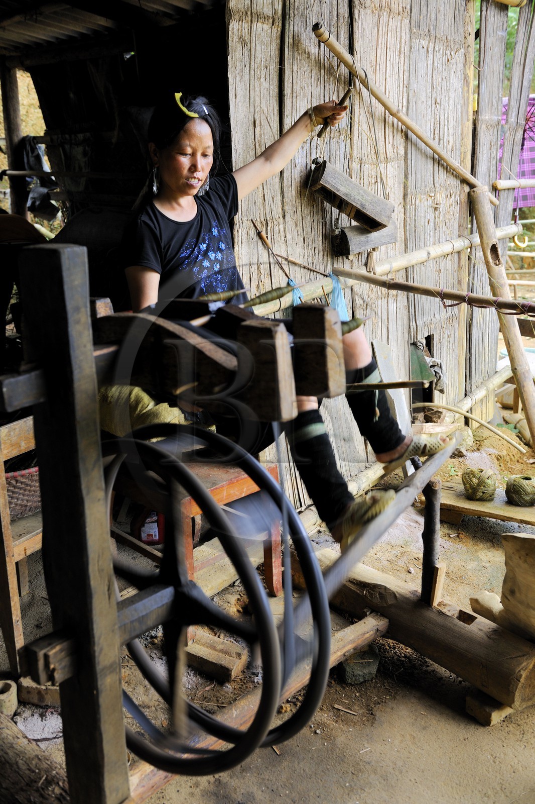 Vietnam, province de Lao Cai, région de Sapa, femme de la minorité Hmong Noir dans son atelier de tissage
