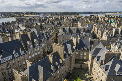 France, Ille-et-Vilaine (35), Côte d'Emeraude, Saint-Malo, vue sur la ville depuis le haut du clocher de la cathédrale vers l'ouest et Dinard