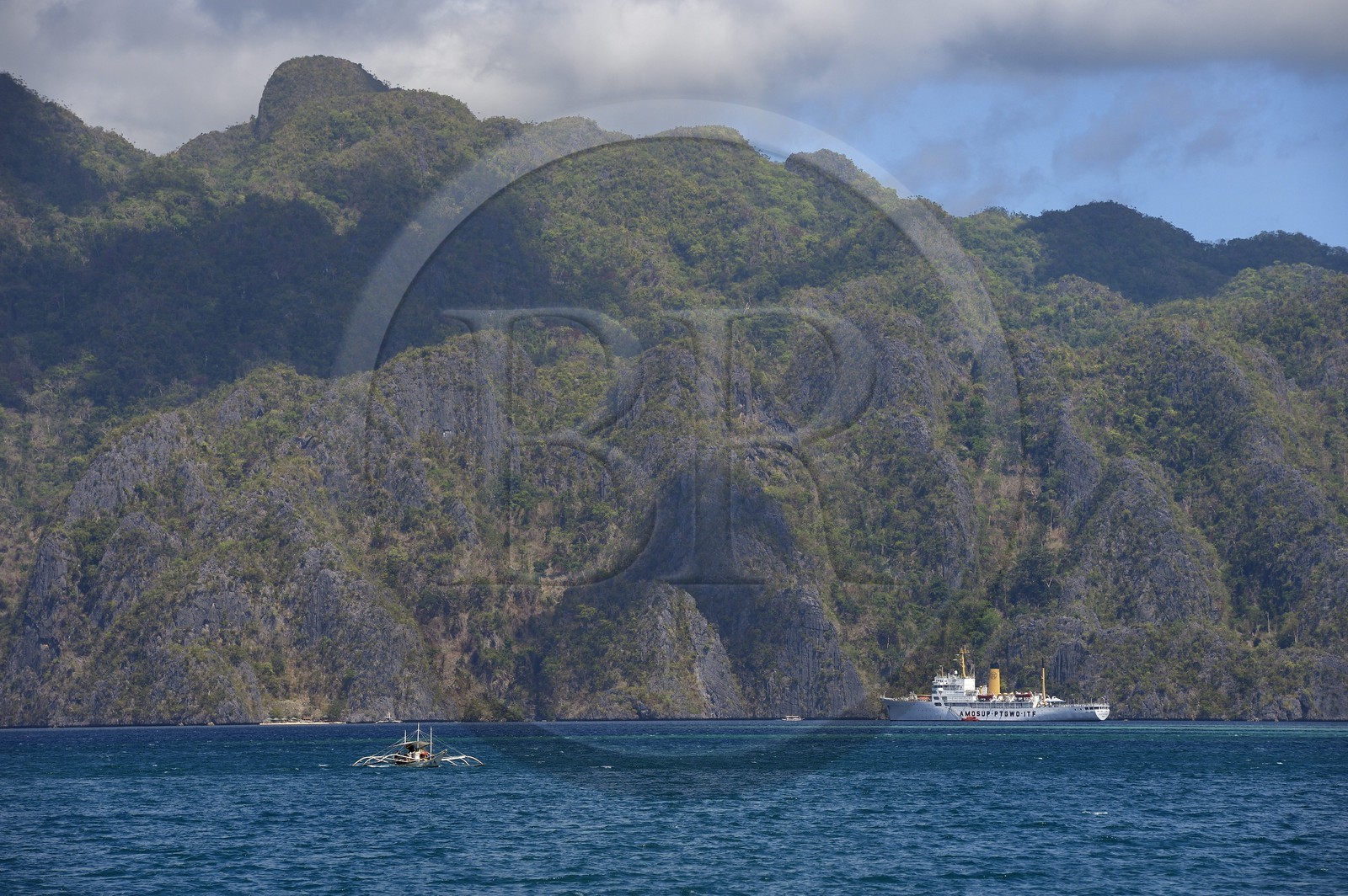 Philippines, Calamian Islands dans le nord de Palawan, Coron Island Natural Biotic Area, navire-école pour les cadets de l'Académie Maritime de l'Asie et du Pacifique au pied des murs géants des falaises de calcaire