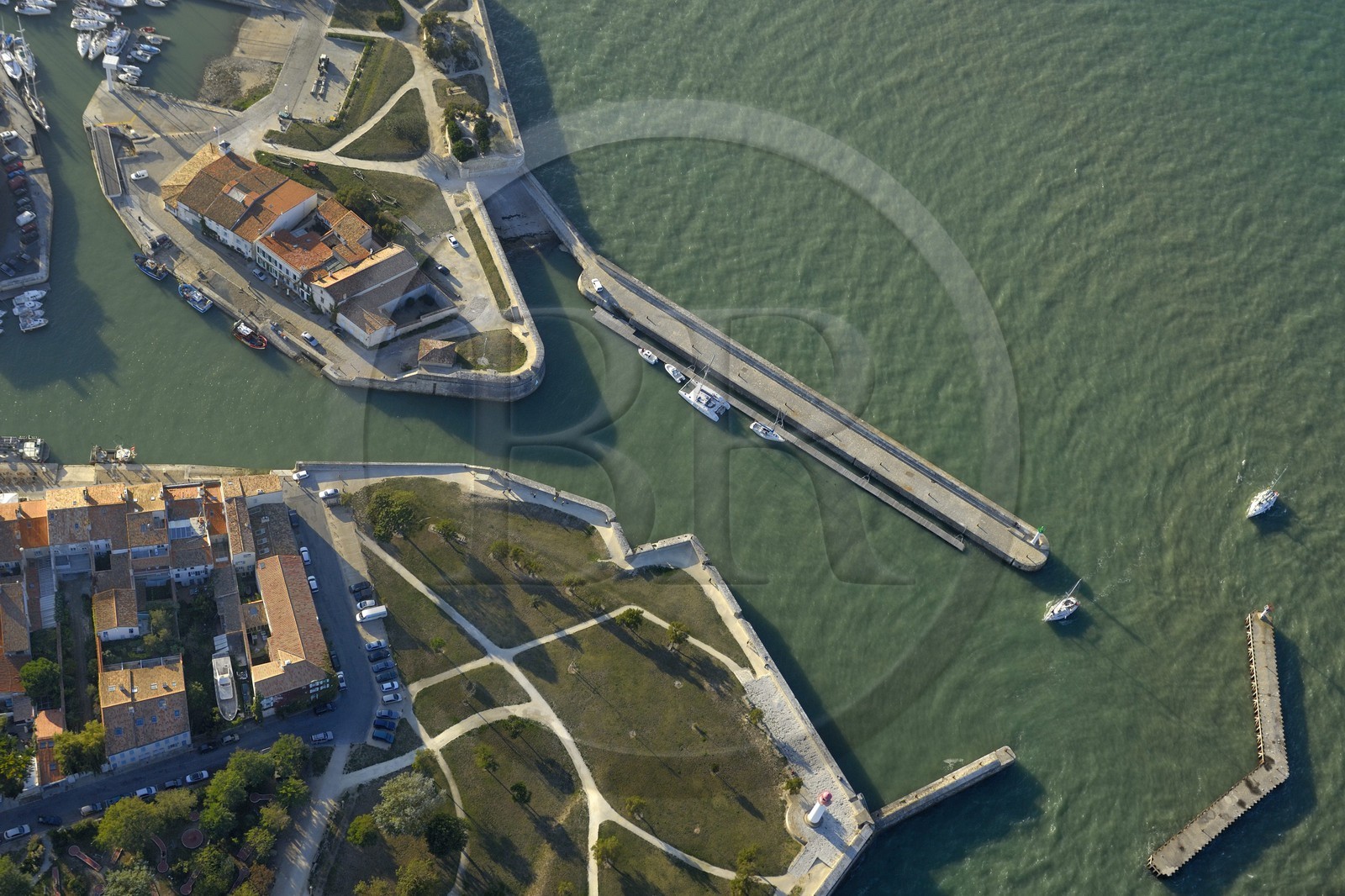 France, Charente-Maritime (17), ile de Ré, ville de Saint-Martin-de-Ré avec fortifications de Vauban (XVII ème siècle), parc de la Barbette au port (vue aérienne)