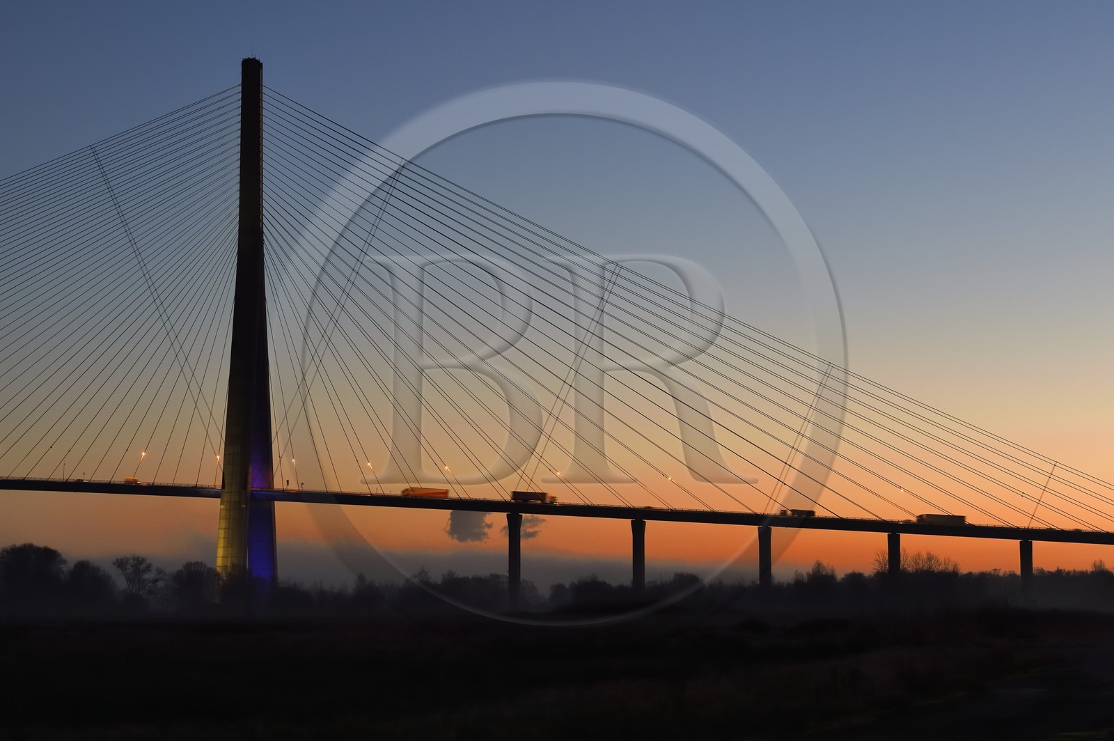 France, entre Calvados (14) et Seine-Maritime (76), le Pont de Normandie à l'aube, il enjambe la Seine pour relier les villes de Honfleur et du Havre
