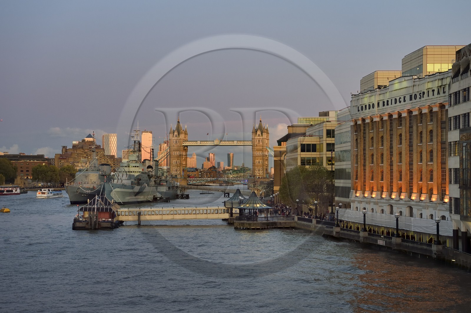 Royaume-Uni, Londres, le navire de guerre HMS Belfast en bordure du quartier de Southwark et le Tower Bridge, pont basculant franchissant la Tamise