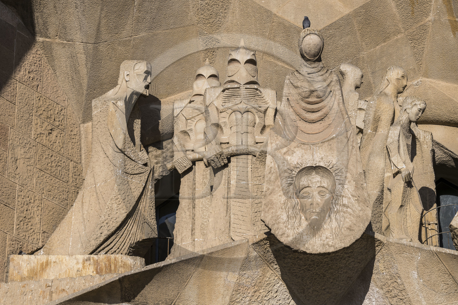 Espagne, Catalogne, Barcelone, quartier de l'Eixample, basilique de la Sagrada Familia de l'architecte du modernisme catalan Antoni Gaudi classée Patrimoine Mondial de l'UNESCO, Gaudi (à gauche) incarné dans la figure d'un évangéliste par le sculpteur Subirachs