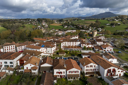 France, Pyrénées-Atlantiques (64), Pays-Basque, le village d'Espelette (vue aérienne)